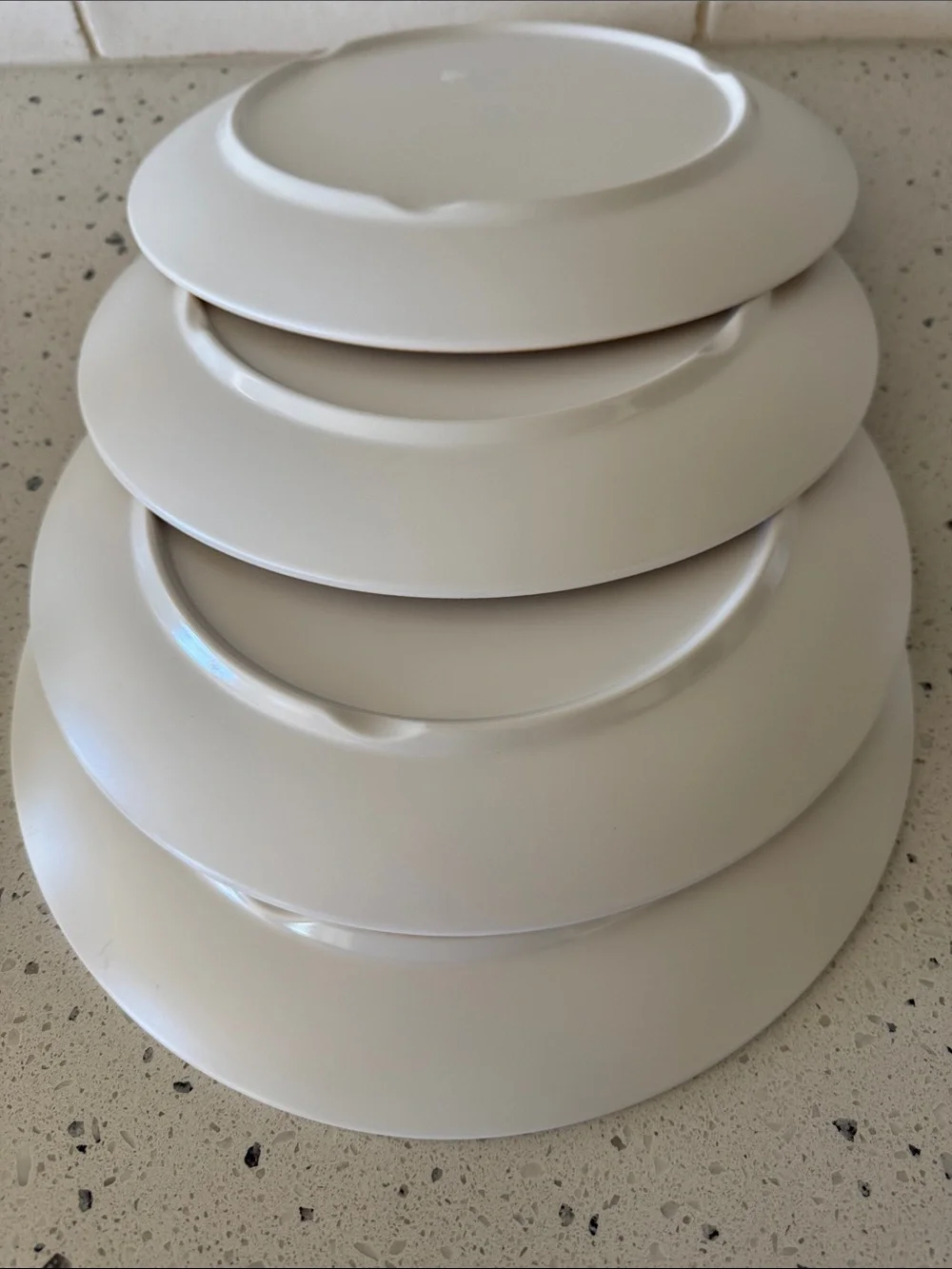 Tommy Bahama Melamine Light Faux Wood Grain Lot of 4 Dinner Plates & 4 Bowls EUC